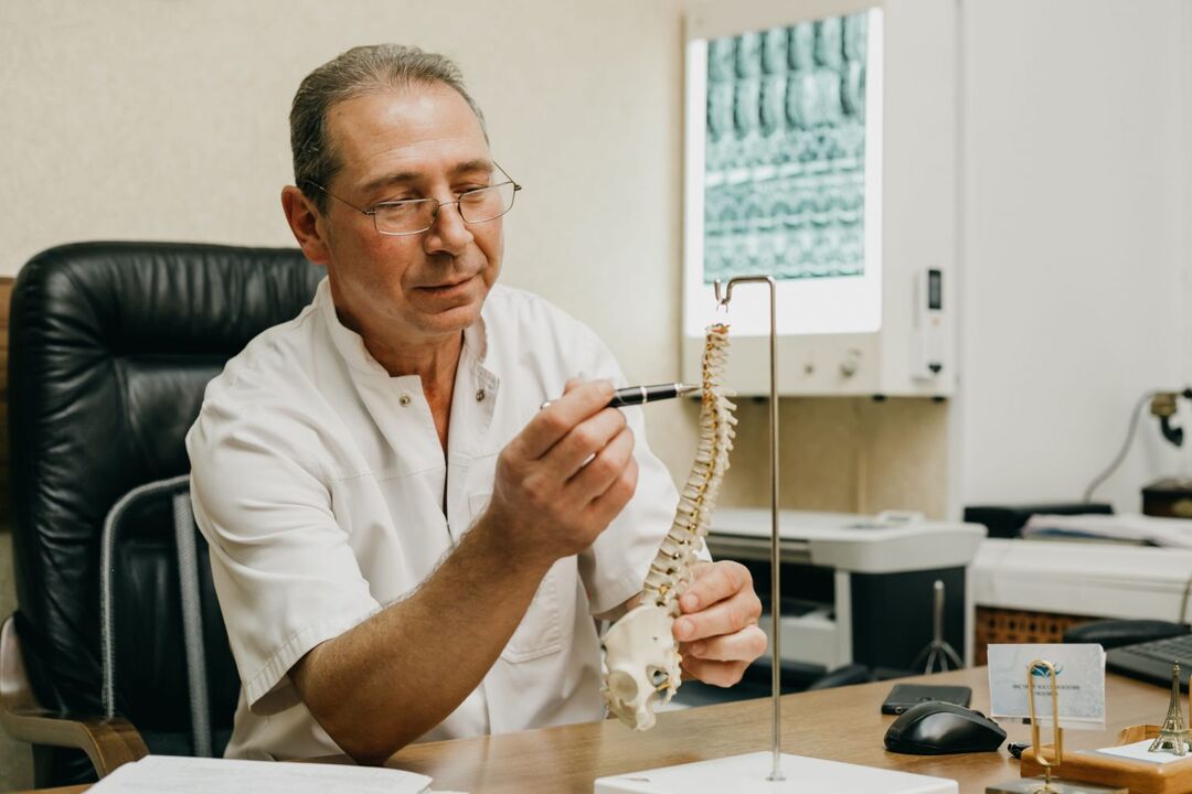The doctor explains the traits of treatment for osteochondrosis of the spine of the chest of the chest